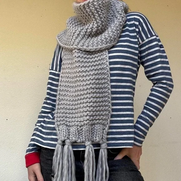 Grey oversized chunky knit scarf - Picture 4 of 6